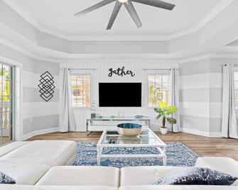 Centre Court Luxury, 3 bed, 3 bath, Private Balcony, 1026 - 博偉湖