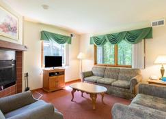 Cozy Club Wyndham Resort at Shawnee Village, 2 Bedroom Villa sleeps Six, Ski to your Heart's Content - East Stroudsburg - Pokój dzienny