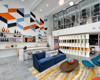 S1be Spacious 1-br w Pool Fitness Center and Dog Park - Атланта - Вітальня