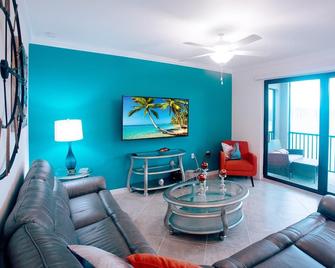 Spectacular 2 Bed 2 Bath Condo With Lake - Lakewood Ranch - Living room