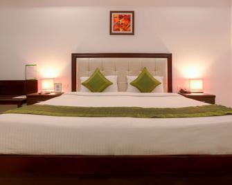 Treebo Shivam Inn Near Singapore Mall - Lucknow - Bedroom