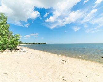 Sandy Hook: 2 Queens, Pet Friendly, One Min to Beach, Ice Fishing and Snaks - Winnipeg Beach - Beach