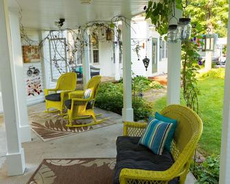 Oak Park Inn and Historic Hopkins House - Whitehall - Patio