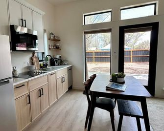 NEW Luxe Private Tiny Home near the Sand Dunes - Sleeps 5 - #1474 - Alamosa - Køkken