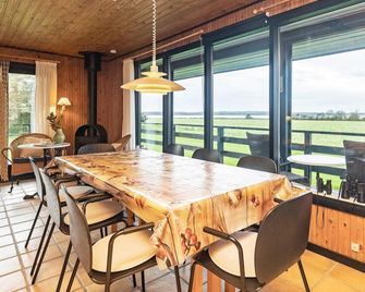 Alluring Holiday Home in Syddanmark near Sea - Svendborg - Essbereich