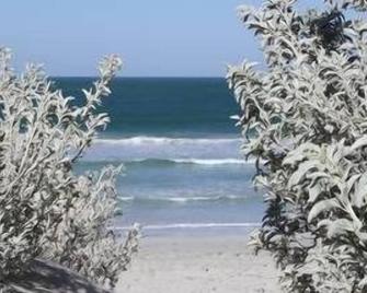Sea and Surf Holiday Home - Geraldton - Strand