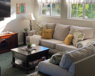 Idyllic Vineyard Loft Apartment - Solvang - Wohnzimmer