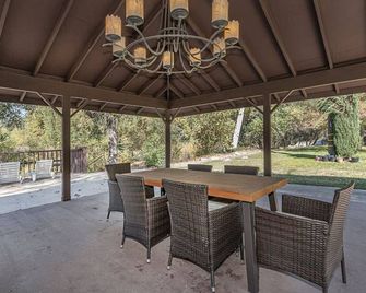 Sequoia Riverfront Guest House Right On The Water - Three Rivers - Patio