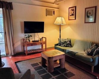 Timberloo Cottage 4 (1 Queen Bed) Spa & Wood Stove - Kalimna - Sala de estar