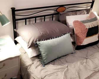 Tranquil Pet friendly, close to the airport, free NBN and Netflix! - Albury - Bedroom
