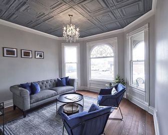 Historical Victorian, Beautifully Restored - McMinnville - Living room