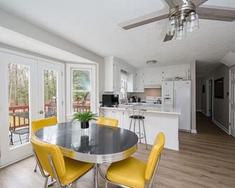 Welcome to King George Manor your family-friendly getaway! - Charles City - Comedor