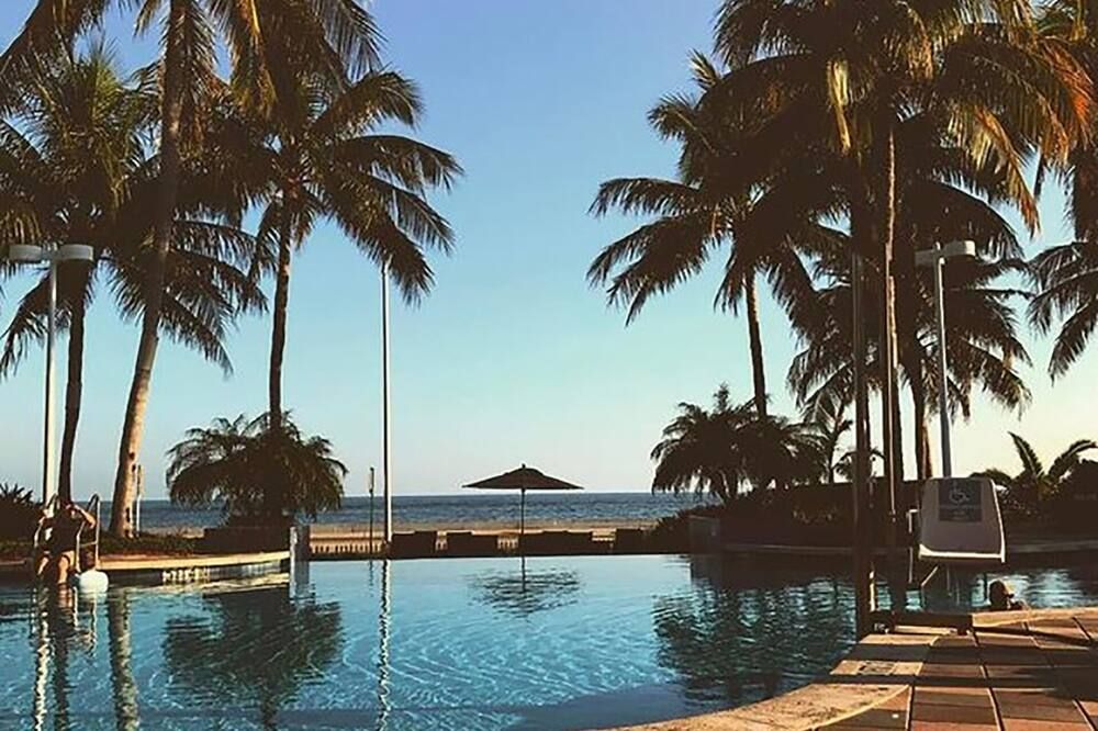 Luxurious top floor, end unit, within premier resort on the Atlantic Ocean. - קי ווסט - בריכה