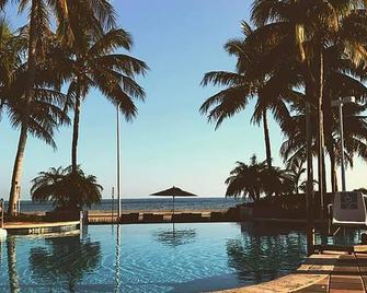 Luxurious top floor, end unit, within premier resort on the Atlantic Ocean. - Cayo Hueso - Piscina