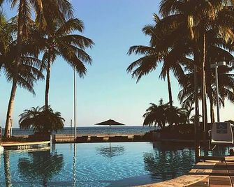 Luxurious top floor, end unit, within premier resort on the Atlantic Ocean. - קי ווסט - בריכה