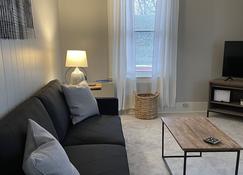 Charming Newly Renovated 1 Bedroom - Richmond - Living room