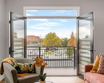 Downtown Holland Condo: City Views & Balcony - Holland - Balcony