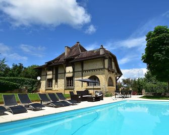 Elegant Mansion Stay In Belves - Pays-de-Belvès - Pool