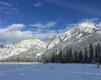 Cozy Cabin in the Rockies - Golden - Outdoor view
