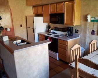 Clean, Cozy, Convenient-On golf course; Ride out of garage to Trails/Petroglyphs - Moab - Cuisine