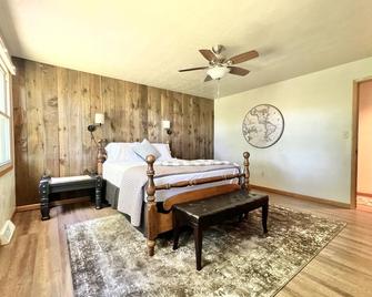 Quiet country setting with walking trails and small lake - New Castle - Slaapkamer