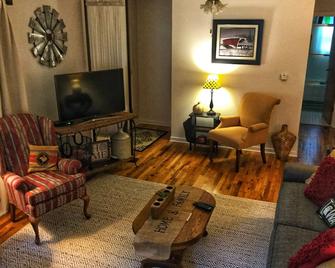 Comfortable family-friendly 3 bedroom house in south central Iowa - Chariton - Вітальня