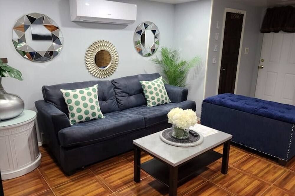 Luxe-Exquisite & Cozy-15 minutes to JFK Airport, 2-minute walk to L train to NYC - ברוקלין - סלון