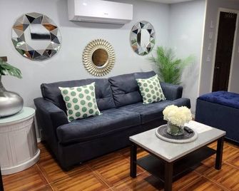 Luxe-Exquisite & Cozy-15 minutes to JFK Airport, 2-minute walk to L train to NYC - Brooklyn - Living room