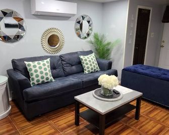 Luxe-Exquisite & Cozy-15 minutes to JFK Airport, 2-minute walk to L train to NYC - ברוקלין - סלון