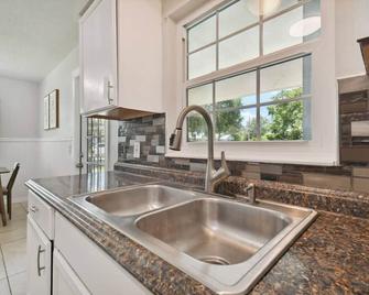 Comfortable Home in Dade City! - Dade City - Kitchen