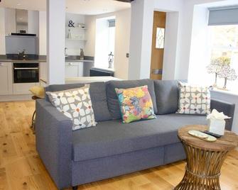 1 The Cottage, Studio Apartment, Ye Olde Barn Apartments - Stamford - Living room
