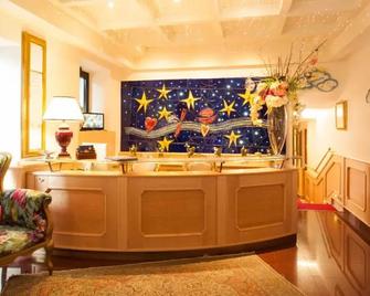 Hotel Astigiana & Appartamenti - Varazze - Front desk