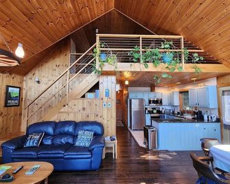 Lakefront w/ large deck, screened porch, dock, private lakefront. Pet friendly! - Willsboro - Kitchen