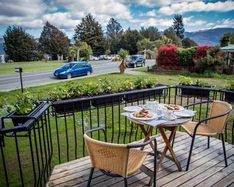 Te Anau Lakefront Bed and Breakfast - טה אנאו - מרפסת