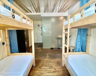 Blue Sky International Youth Hostel - Sanya - Bedroom