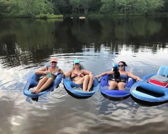 Horses! Mile of trails to bike, hike, and trailride! Fishing! Swimming! - Greensboro
