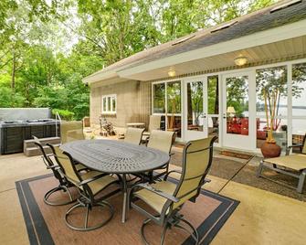 Kentucky Lake Home with Hot Tub and Boat Dock - Aurora - Patio