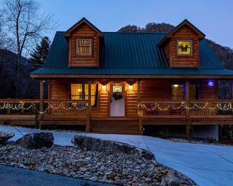 Just Built New Cabin In the Valley Year Round Access, The Barn Owl - Maggie Valley - Building