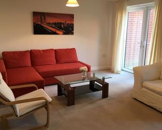 Beautiful House in Great Location! - Andover - Living room