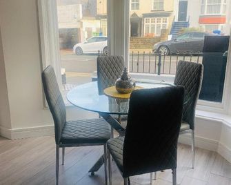 Sandleigh Apartment - Scarborough - Dining room