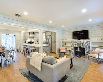 Pecan Blue Frisco Hub: Dtwn, Dining & Stadiums! - Frisco - Sala de estar