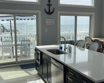 4 Br, 2 Ba Penthouse Condo with Ocean View- Beach Block- Heart of Sea Isle City - Sea Isle City