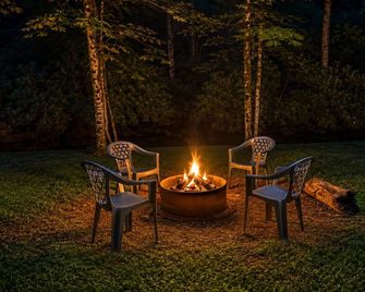 New! Rustic Creekside Cabin-Hot Tub, Cozy, Private - Ansted - Patio