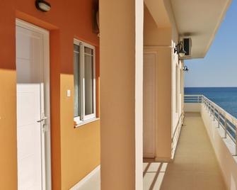 Hermes Beach Front - Stalos - Balcón