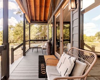 Modern Farmstay Cabin with Friendly Animals, Pond Views & Nature Trails Near Cedar Creek, Texas - Cedar Creek - Balcón