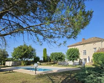 Villa Thun au Coeur des Vignes du Pays Cordais Idéal Famille, Amis et Séminaire - Noailles - Piscina