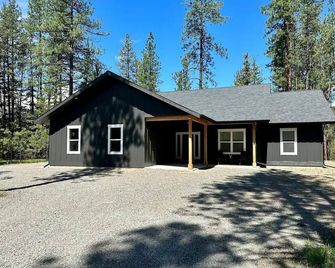 Clark Fork Crossing - Adventures You Seek in Western Montana. River access. - Superior - Building