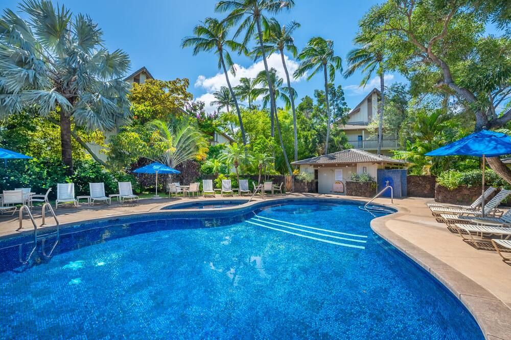 Waikomo Stream Villas 122 Fish Pond View, New AC, Walk to Beach and Shopping! - كولوا - حوض السباحة