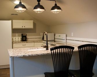 Private loft on charming acreage between Omaha and Lincoln w/ animal sanctuary. - Ashland - Restaurant