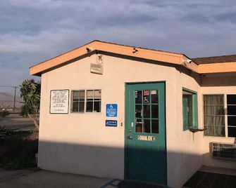 Deluxe Inn Motel - Indio - Building